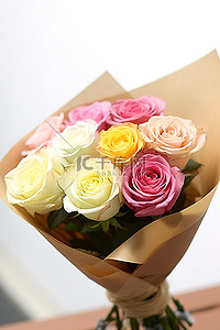 彩色玫瑰背景图片_棕色保鲜膜中的彩色玫瑰花束