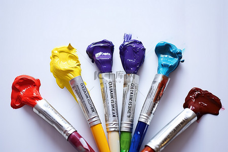 一些画笔和不同的颜色