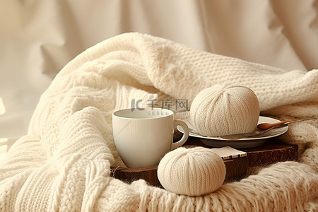 温暖的冬天背景图片_毛衣编织娃娃织针咖啡在温暖的床上用品