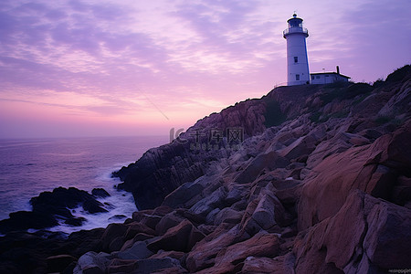 悬崖上的人背景图片_黄昏时分，一座灯塔坐落在岩石悬崖上，被紫色的天空所笼罩