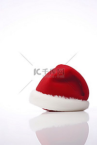 一顶红色的圣诞老人帽子，白色表面上有一个白色的球