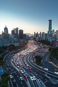 一个城市，道路上有很多车辆，靠近许多红绿灯