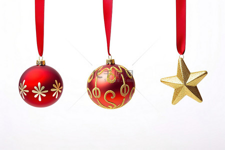 丝带上挂着三个小玩意，上面挂着彩色圣诞装饰品