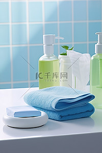 乳水背景图片_带肥皂乳液和绿色毛巾的浴室