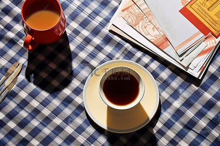 乐观的背景图片_蓝色格子布桌布有咖啡碗和茶壶