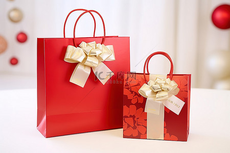 两个带金色丝带的红色礼品袋和金色礼品盒