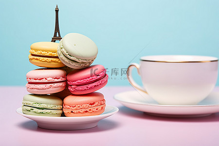 卡咖啡背景图片_色彩缤纷的杏仁饼坐在咖啡杯旁边