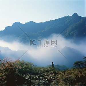 秋山背景图片_蓝色的秋雾飘过山峦