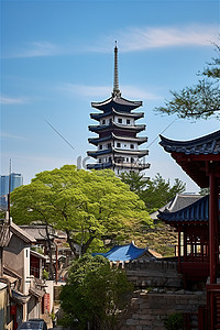 一座旧塔，背景是一座亚洲建筑