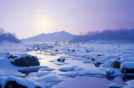 山与春背景图片_日出时雪和石头与蓝天