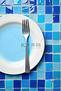 岛上有一个蓝色盘子，岛上有蓝色盘子，盘子顶部有一个叉子
