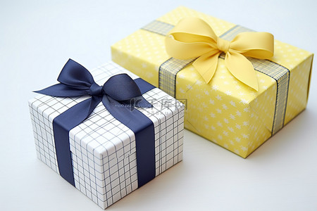一个带有蝴蝶结的礼品盒，另一个带有黄色盒子