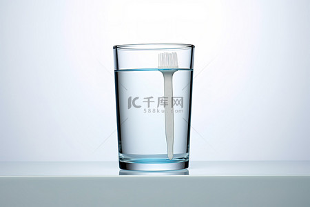 玻璃杯里的牙刷，里面有水