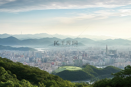 探店达人背景图片_首尔山脉山脊上有树木的大城市