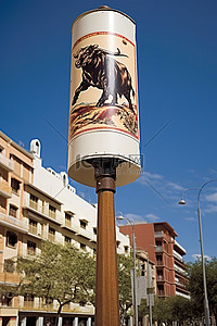欧洲背景图片_带有斗牛士或其他斗牛广告的路灯