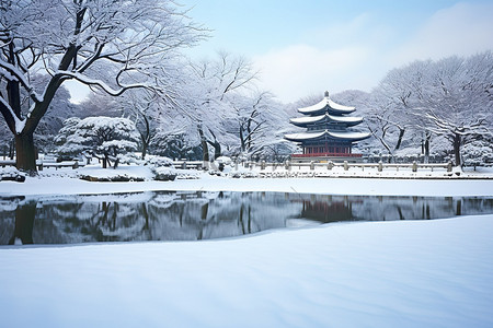 冬天古建筑背景图片_积雪覆盖的池塘，周围有树木