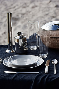 一张桌子，上面有银器银器和玻璃器皿