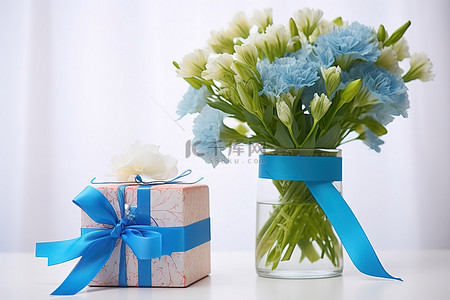 一束鲜花与蓝丝带和礼品盒