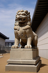一座巨大的狮子石像坐落在一座大型建筑旁边