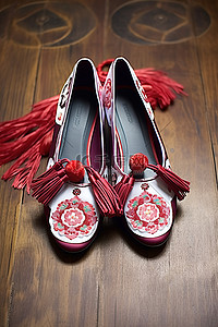 老式鞋子背景图片_木质表面有流苏的红色和白色鞋子