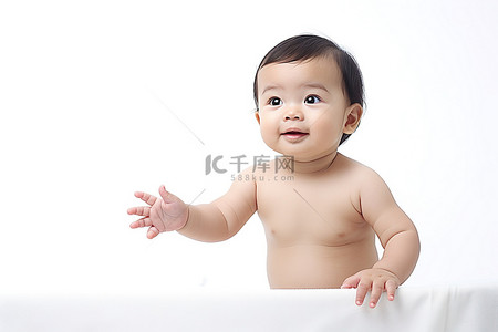 出生缺陷背景图片_刚出生的婴儿坐在空白处
