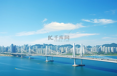 山和海洋背景图片_一座桥横跨海洋和城市