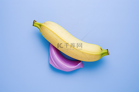 异常背景图片_蓝色地面上的熟透的紫色香蕉