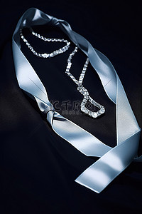 钻石项链礼物背景图片_送给某个戴着钻石项链和系着领带的男士的礼物