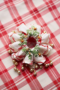 圣诞节格子背景图片_格子桌布上的刺绣迷你花环