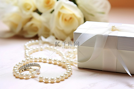 白色花背景图片_桌子上有一张新娘请柬，旁边是珍珠首饰和眼镜