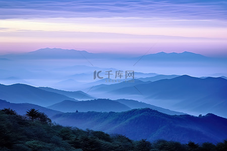 紫色的山脉耸立在山谷之上