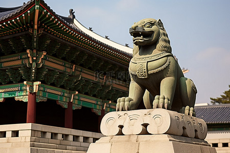一座雕像位于老虎雕像顶上的石头建筑前