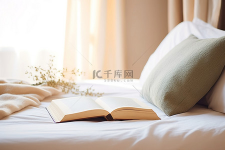 床上放着一本书和枕头