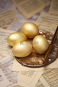 货币桌上一堆金卡的三个金蛋