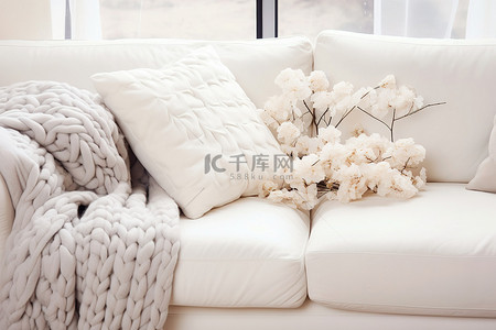 温暖治愈爱心背景图片_白色沙发枕头毯子和休闲毯