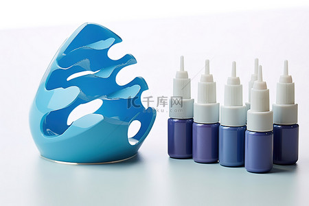 美甲指甲油背景图片_蓝色的清漆瓶位于蓝色塑料指甲油架旁边