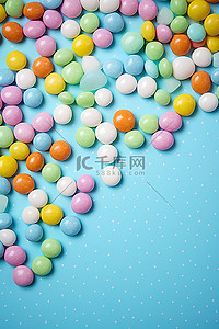 蓝色背景上排列的彩色糖果