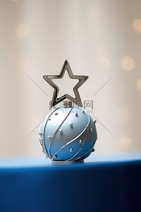 星星银色背景图片_银色的星星坐在蓝色的圣诞球上