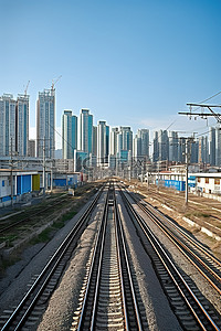 城市轨道交通背景图片_火车轨道上显示有建筑物和城市