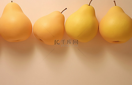 水果梨背景图片_黄色的小水果并排挂在墙上