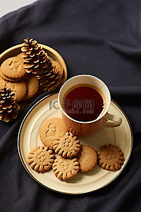 节日盘子上的饼干和一杯咖啡