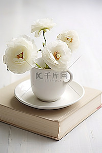 古书典籍背景图片_一个白色的杯子，上面有鲜花，旁边坐着一本古书