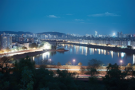 日光繁茂背景图片_朝鲜城市夜景，河边树木繁茂