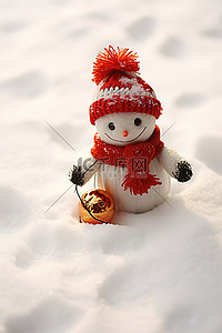 一个穿着红衬衫和红帽子的雪人坐在雪上