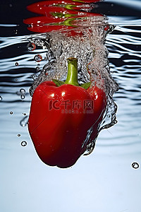 红辣椒漂浮背景图片_红辣椒漂浮在水面上 photo