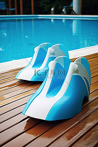 海豚背景图片_泳池附近的木甲板上有两只塑料海豚在游泳