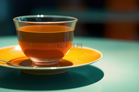 杯碟上放着一杯橙子冰茶