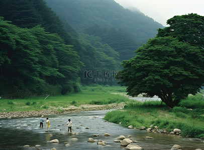 钓鱼登山帽背景图片_两个人在山上的小溪里钓鱼