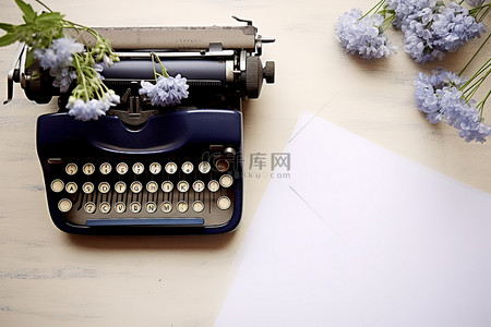 桌上有一台打字机，上面有笔和花