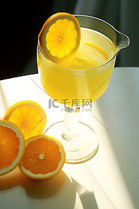 橙汁饮料背景图片_一罐柠檬片橙汁饮料